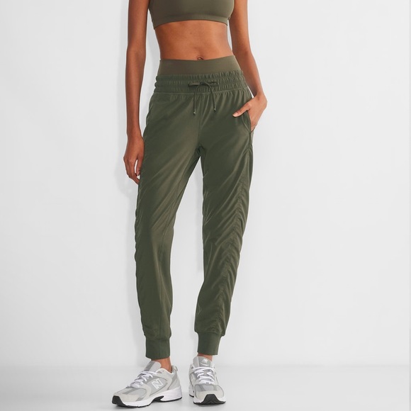 Aritzia TNA Forest Green Athletic Jogger Pants (Xs) - Picture 1 of 7
